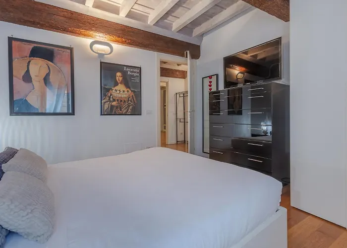 Heart Of Ferrara\'S History Apartment